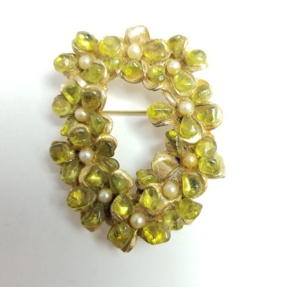 Vintage Green Flower Wreath Brooch, Chip Stone Faux Pearl Center Lapel Pin - Picture 5 of 5
